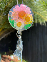 Load image into Gallery viewer, Resin Floral Badge Reel for Nurses, Dry Pressed Daisy Floral Badge Reel
